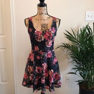 Scoop neck lace dress